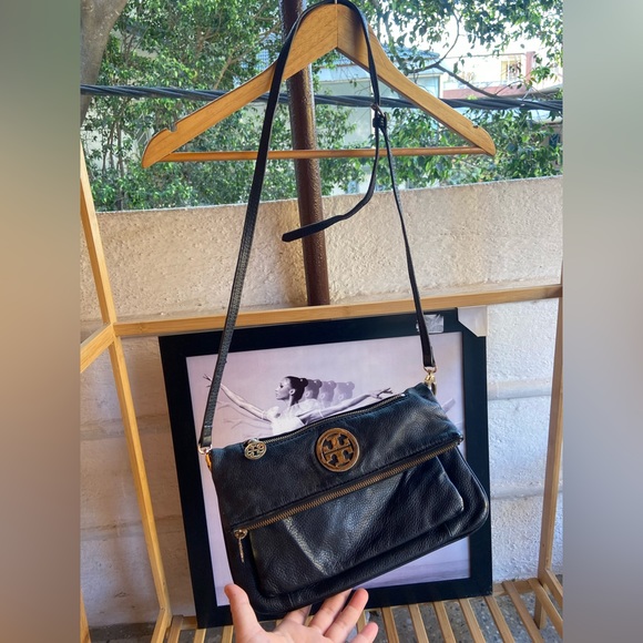 Tory Burch Sling Bag. - Picture 4 of 17